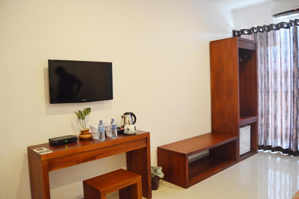 TV a/nebo společenská místnost v ubytování Hotel Elephant Park - NEW DEAL! Half Off Airport Pickups Available