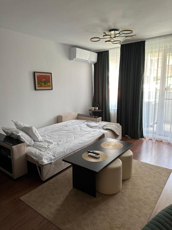 Postel nebo postele na pokoji v ubytování MonarX Suites
