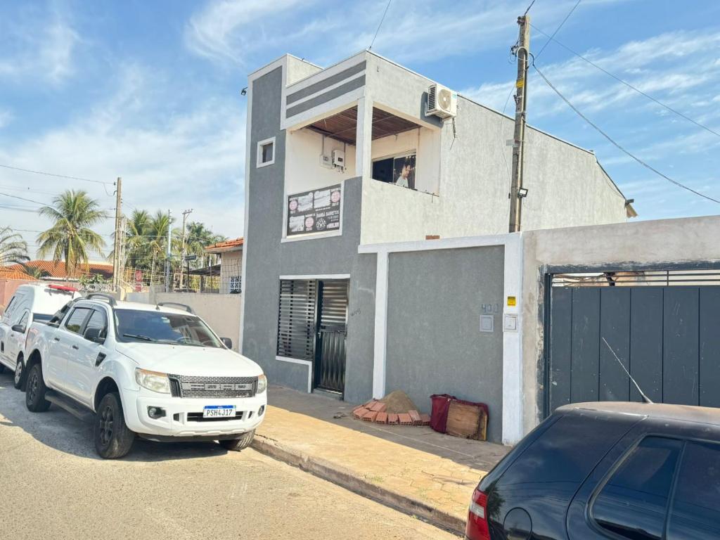 a white truck parked in front of a house at SOBRADO COM 3 QUARToS in Barretos