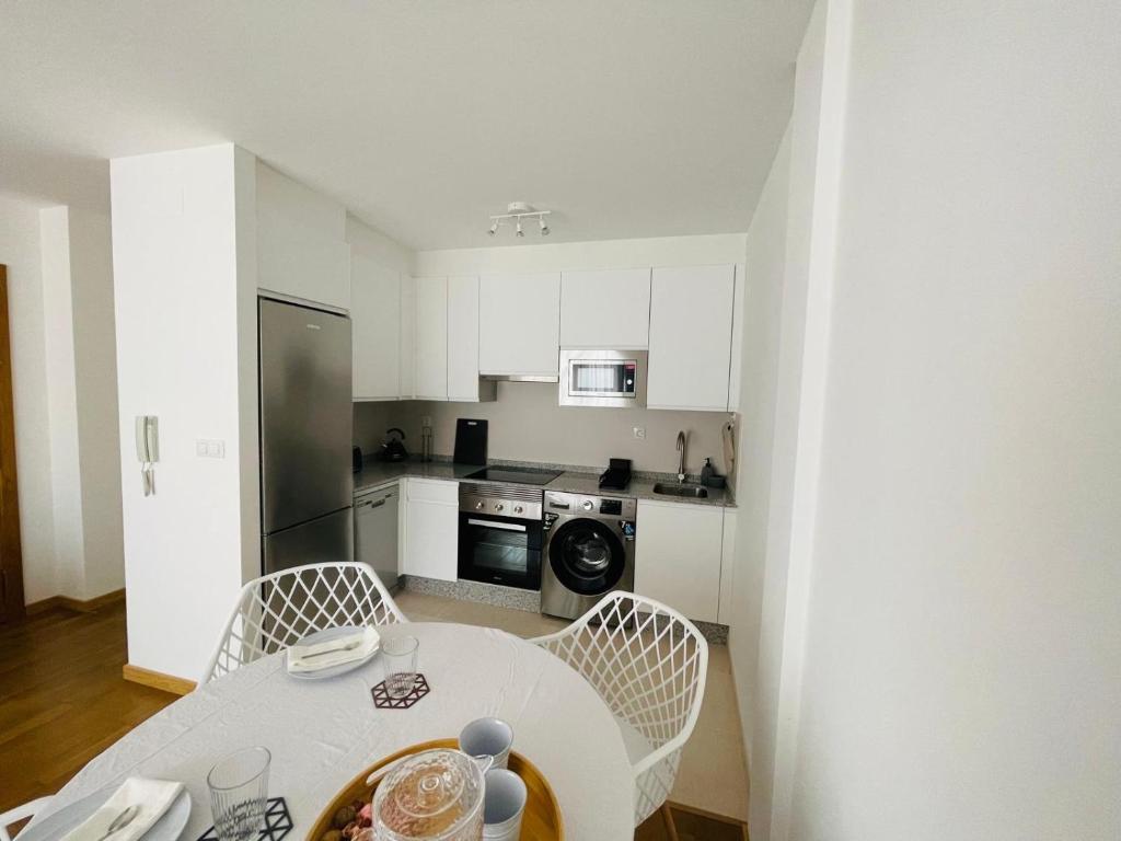 Kuchyň nebo kuchyňský kout v ubytování Apartamento Beirada 2 en Porto de Portocubelo con parking