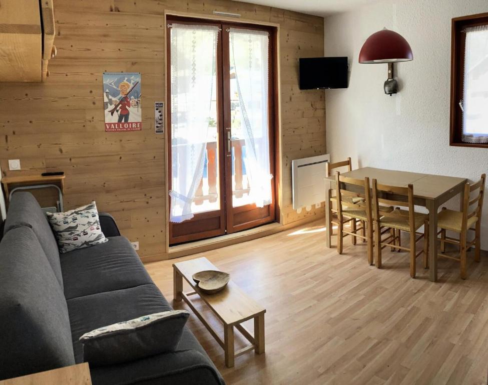 un salon avec un canapé et une table dans l'établissement Résidence Betelgeuse - 2 pièces 4 personnes 2 exposé ouest MAE-9414, à Valloire