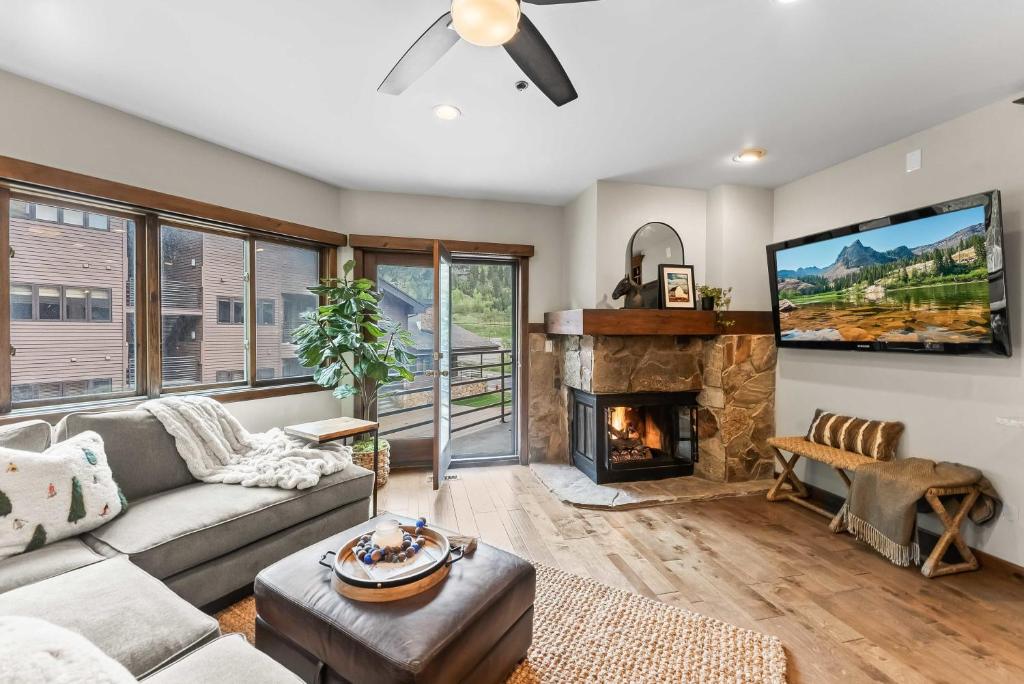 ein Wohnzimmer mit Couch und Kamin in der Unterkunft 1BR Deer Valley Condo-On FREE Shuttle Line in Park City