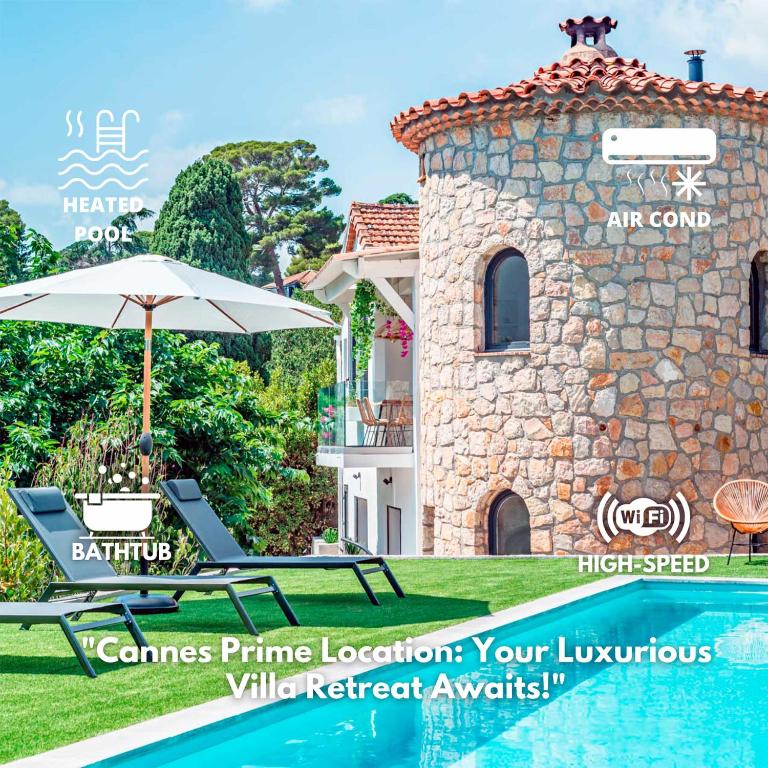une paire de chaises longues et un parasol à côté d'une maison dans l'établissement Villa Quartier Oxford garden & pool in Cannes AC, à Cannes