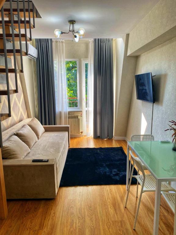 Una sala de estar con un sofá y una mesa de cristal. en Lovely Apartment in Chisinau, en Chişinău