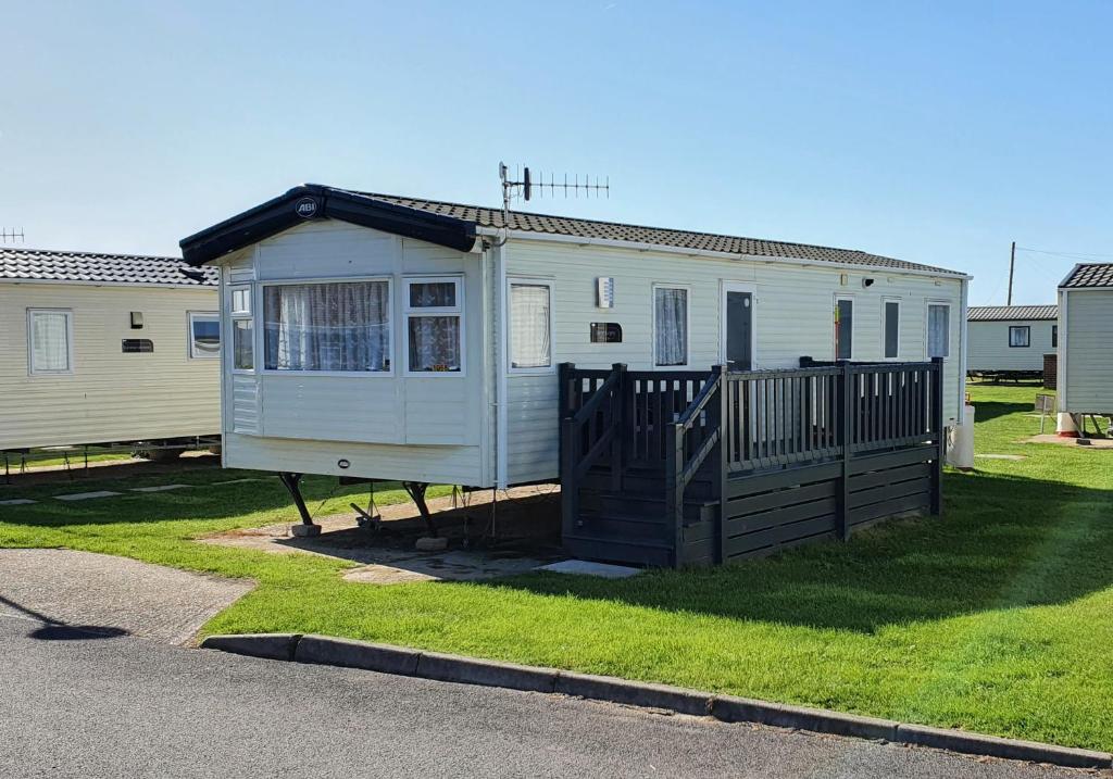 ein kleines Haus steht in einem Hof in der Unterkunft Luke's Hideaway at Seal Bay Resort in Selsey