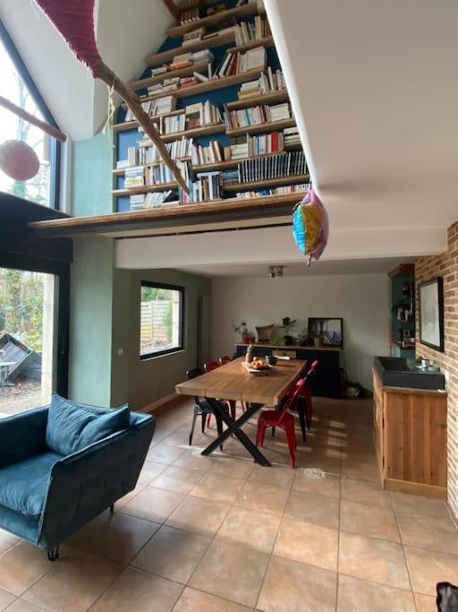 un salon avec une table et des chaises et un escalier dans l'établissement Maison d architecte, à Samois-sur-Seine