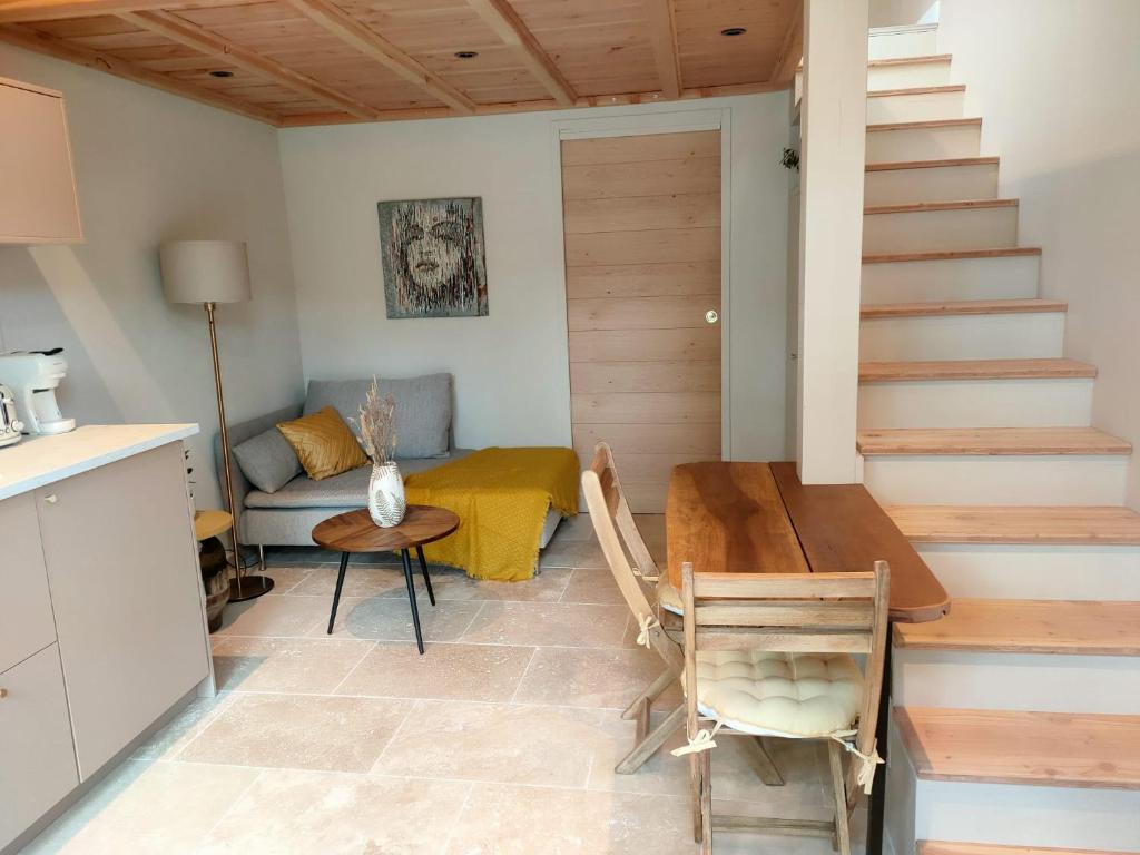 une cuisine et un salon avec une table et des chaises dans l'établissement Le petit Cocon du Lac, à Lacanau