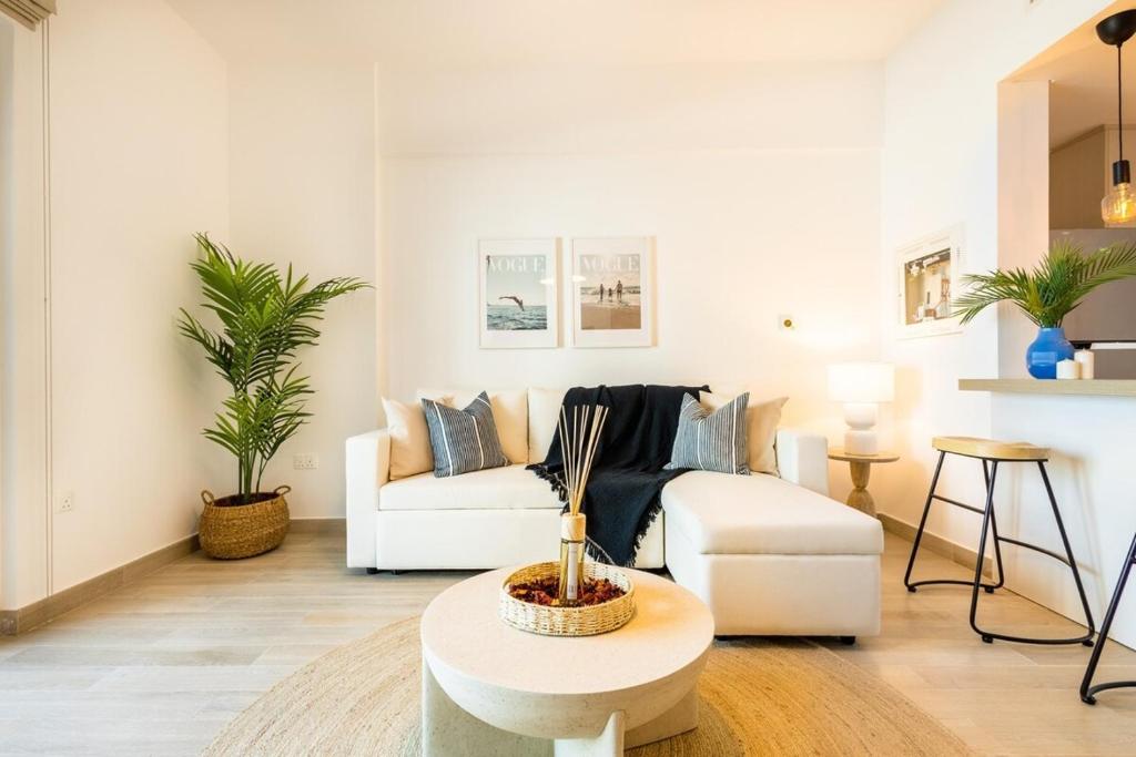 Χώρος καθιστικού στο Cozy 1br Apartment In Waters Edge, By Voyage