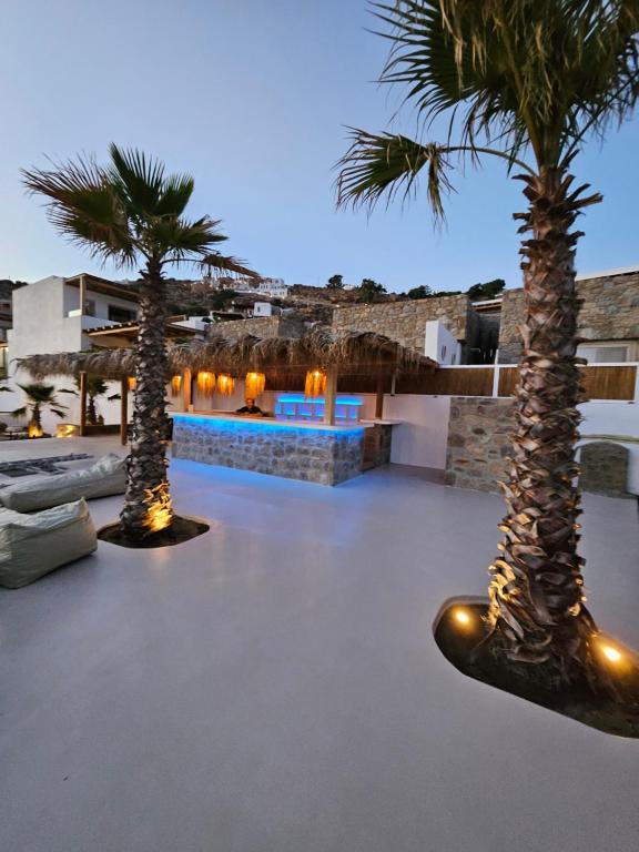 Bazén v ubytování ELLI TROPiCAL LUXURY SUITES SUNSET-INFINITY POOL- SEA SIDE-NEAR CENTER PARKING nebo v jeho okolí
