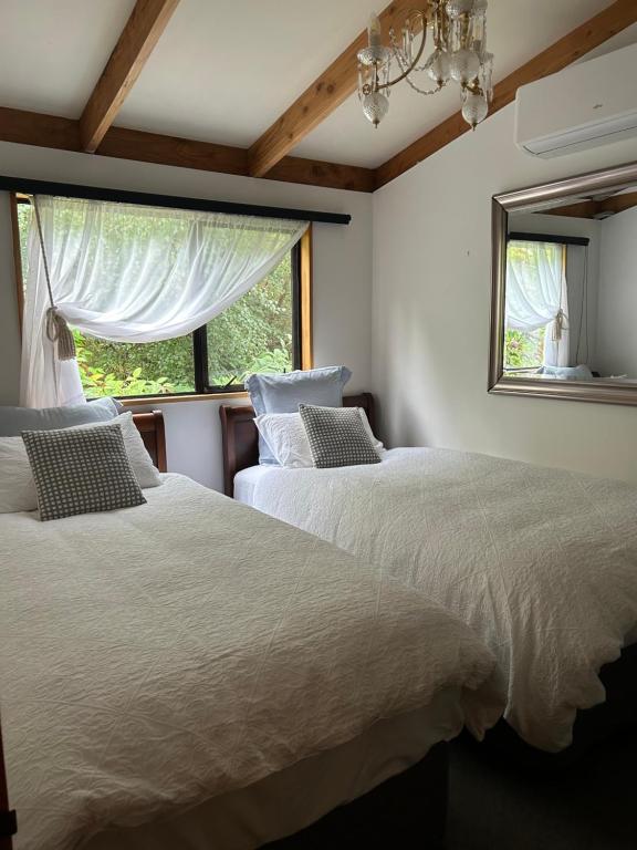 Postel nebo postele na pokoji v ubytování The Embassy B&B