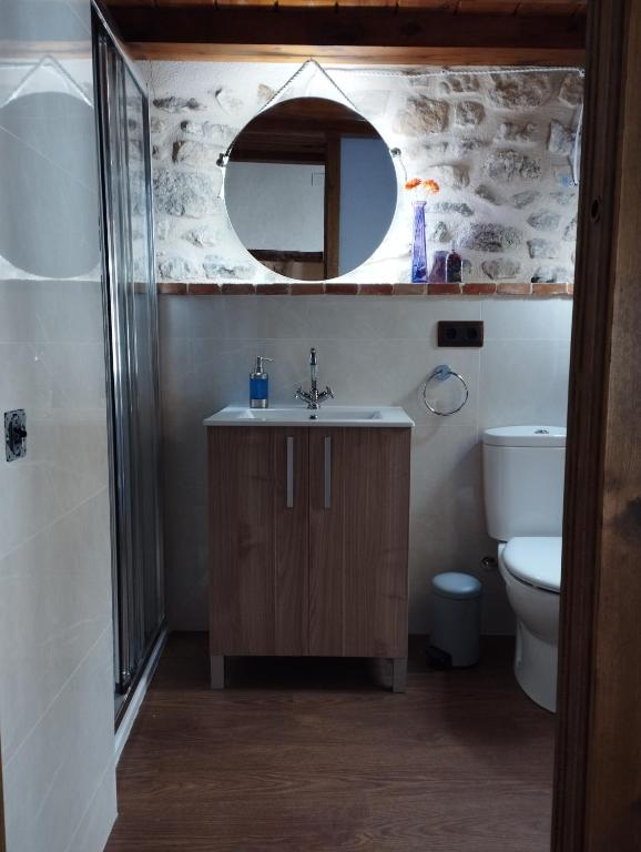 Koupelna v ubytování CASA RURAL LES ROQUETES