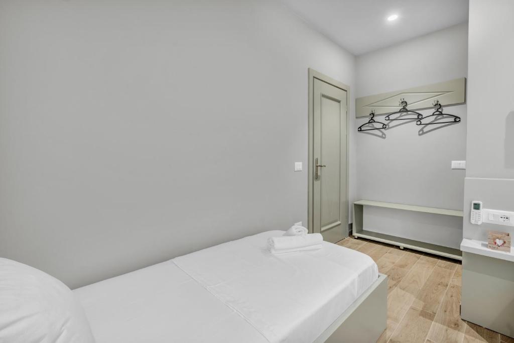 Postel nebo postele na pokoji v ubytování Villa Zoi A Stay to Remember I Located inside the Castle of Elbasan, on a historic Roman road Via Egnatia I Homemade Breakfast