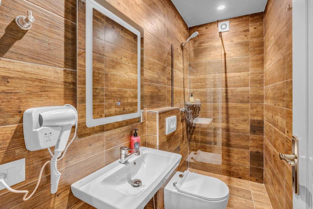 Koupelna v ubytování Villa Zoi A Stay to Remember I Located inside the Castle of Elbasan, on a historic Roman road Via Egnatia I Homemade Breakfast
