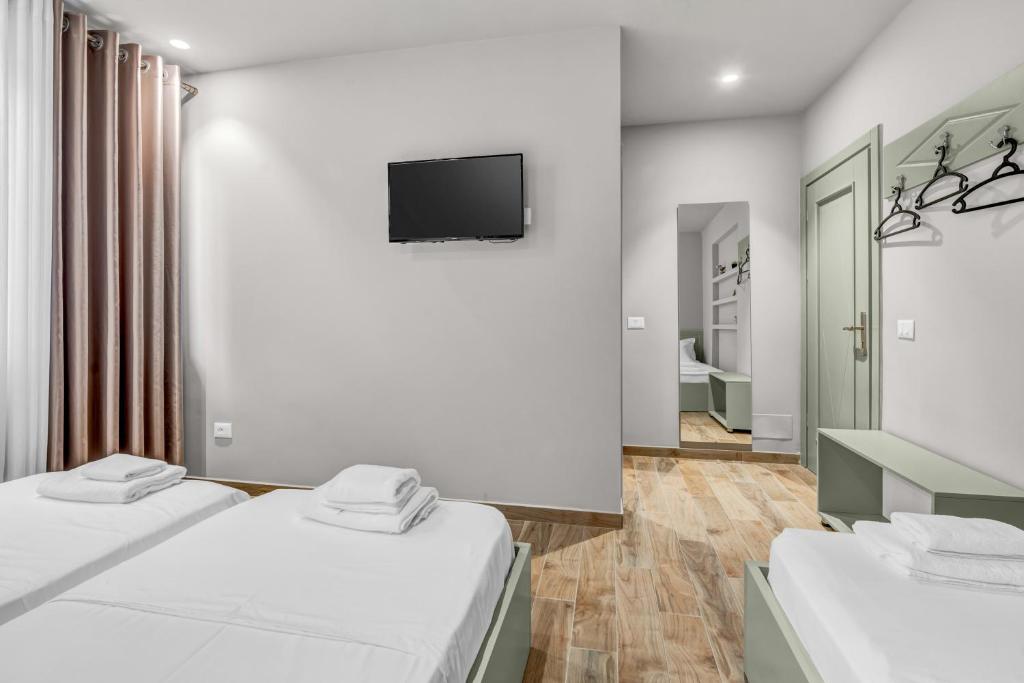 Postel nebo postele na pokoji v ubytování Villa Zoi A Stay to Remember I Located inside the Castle of Elbasan, on a historic Roman road Via Egnatia I Homemade Breakfast