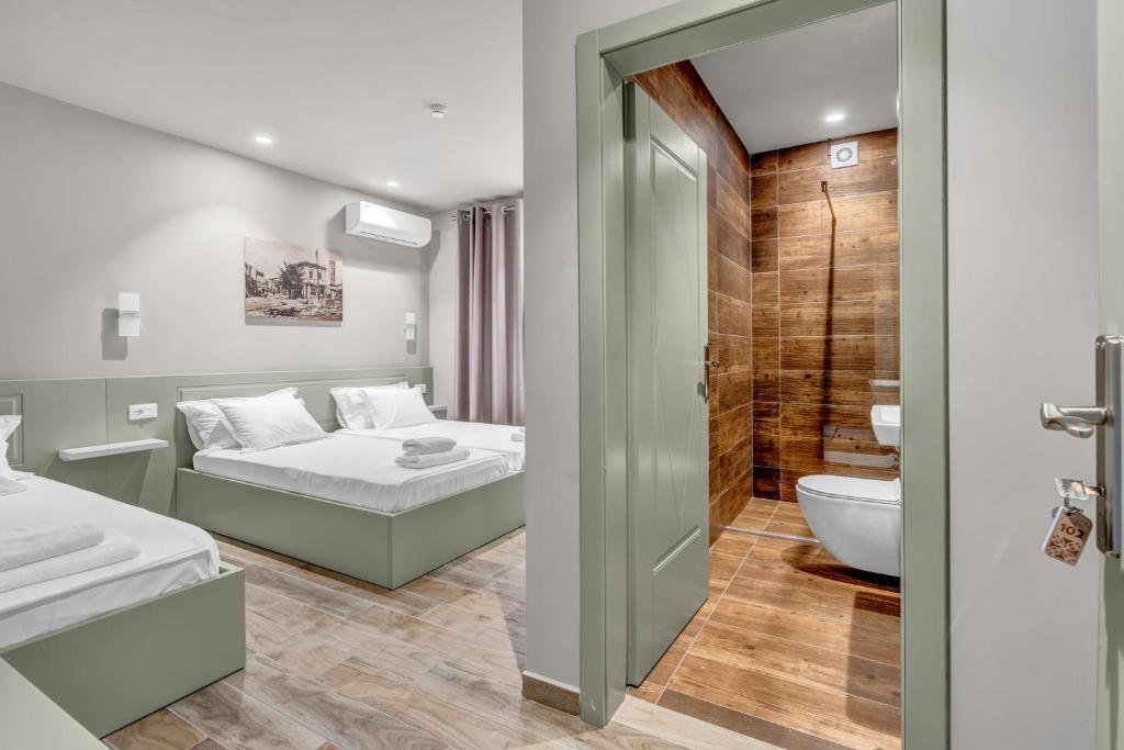 Postel nebo postele na pokoji v ubytování Villa Zoi A Stay to Remember I Located inside the Castle of Elbasan, on a historic Roman road Via Egnatia I Homemade Breakfast
