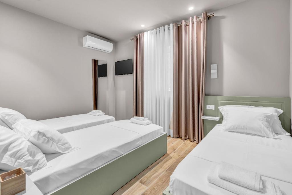 Postel nebo postele na pokoji v ubytování Villa Zoi A Stay to Remember I Located inside the Castle of Elbasan, on a historic Roman road Via Egnatia I Homemade Breakfast