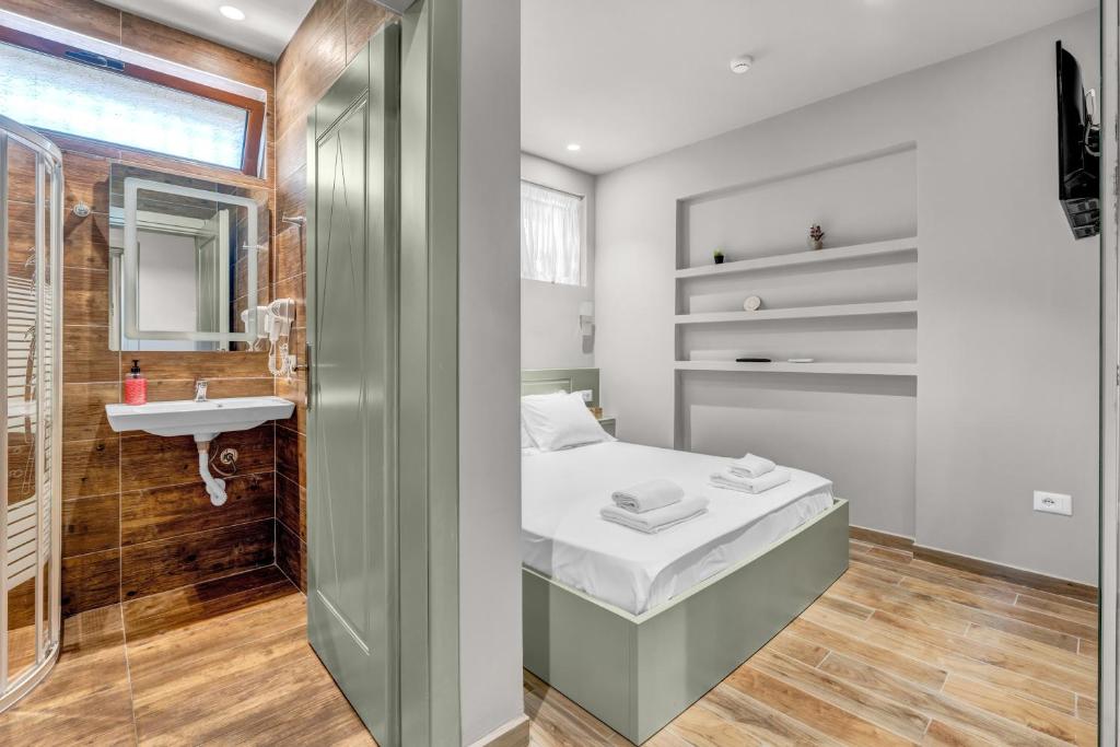 Koupelna v ubytování Villa Zoi A Stay to Remember I Located inside the Castle of Elbasan, on a historic Roman road Via Egnatia I Homemade Breakfast