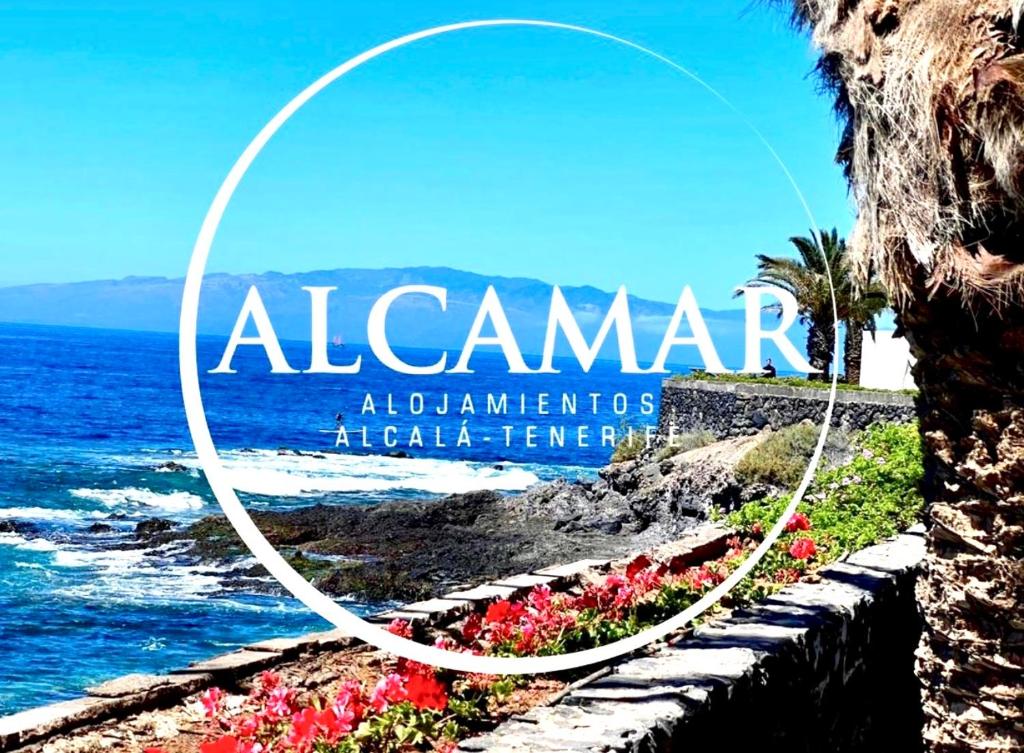 圣胡安海滩Apartment in the center of San Juan beach!的海景和一块写着“alamaracionaciones”的牌子