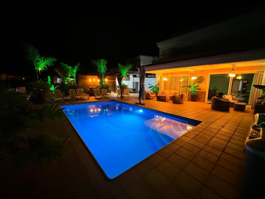 Bazén v ubytování Self Catering Luxury Villa in the beautiful area of Puerto Santiago Tenerife with 5 bedrooms 2 Sofabeds for up to 10 guests private swimming pool and many other activities to entertain the family Secure parking for 2 cars and disabled access throughout nebo v jeho okolí