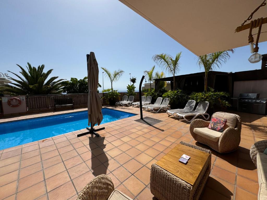 Bazén v ubytování Self Catering Luxury Villa in the beautiful area of Puerto Santiago Tenerife with 5 bedrooms 2 Sofabeds for up to 10 guests private swimming pool and many other activities to entertain the family Secure parking for 2 cars and disabled access throughout nebo v jeho okolí
