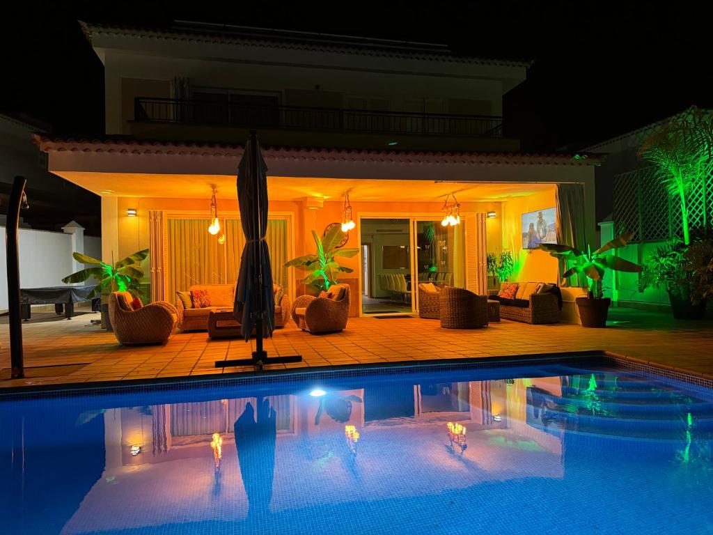 Bazén v ubytování Self Catering Luxury Villa in the beautiful area of Puerto Santiago Tenerife with 5 bedrooms 2 Sofabeds for up to 10 guests private swimming pool and many other activities to entertain the family Secure parking for 2 cars and disabled access throughout nebo v jeho okolí
