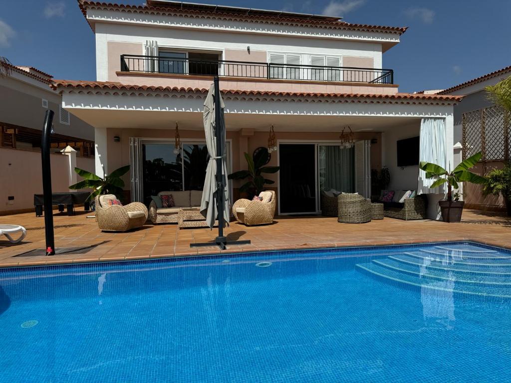 Bazén v ubytování Self Catering Luxury Villa in the beautiful area of Puerto Santiago Tenerife with 5 bedrooms 2 Sofabeds for up to 10 guests private swimming pool and many other activities to entertain the family Secure parking for 2 cars and disabled access throughout nebo v jeho okolí