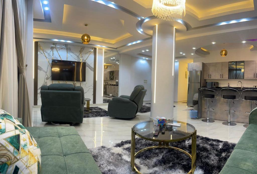 ein Wohnzimmer mit einer Couch und einem Tisch in der Unterkunft شقة فندقية غرفتين بكمبوند قرب ميدان جهينة in Sheikh Zayed