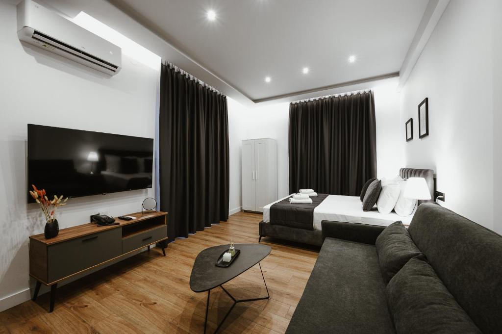 TV a/nebo společenská místnost v ubytování Port View Suites