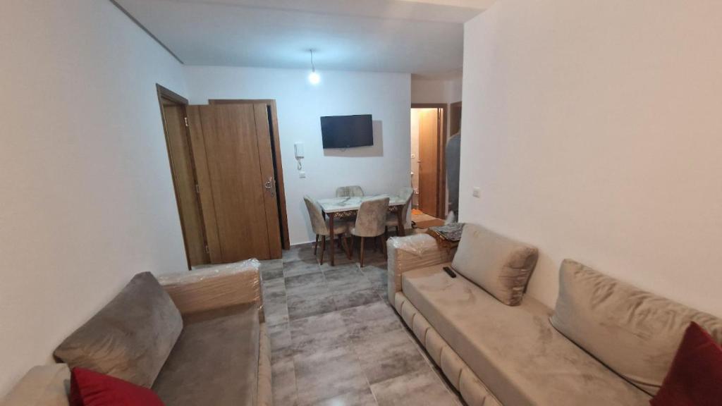 una sala de estar con un sofá y una mesa en Appartement Enseollié Moderne à Complexe Salma, en Tánger