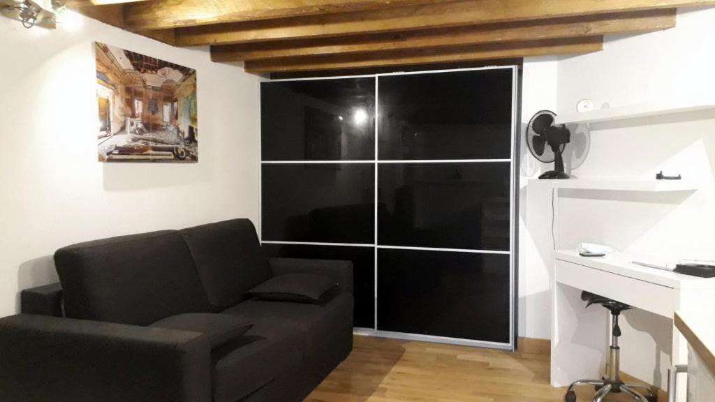 un salon avec un canapé et une grande fenêtre dans l'établissement Studio place de la Comédie !, à Montpellier