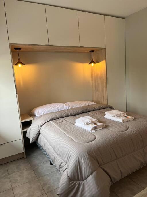 a bedroom with a large bed with towels on it at Hospedaje Los Lapachos in Libertador San Martín