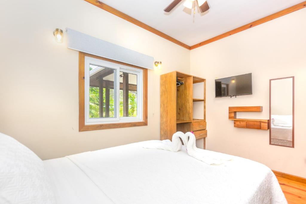 Postel nebo postele na pokoji v ubytování Wescot Villas Palm View