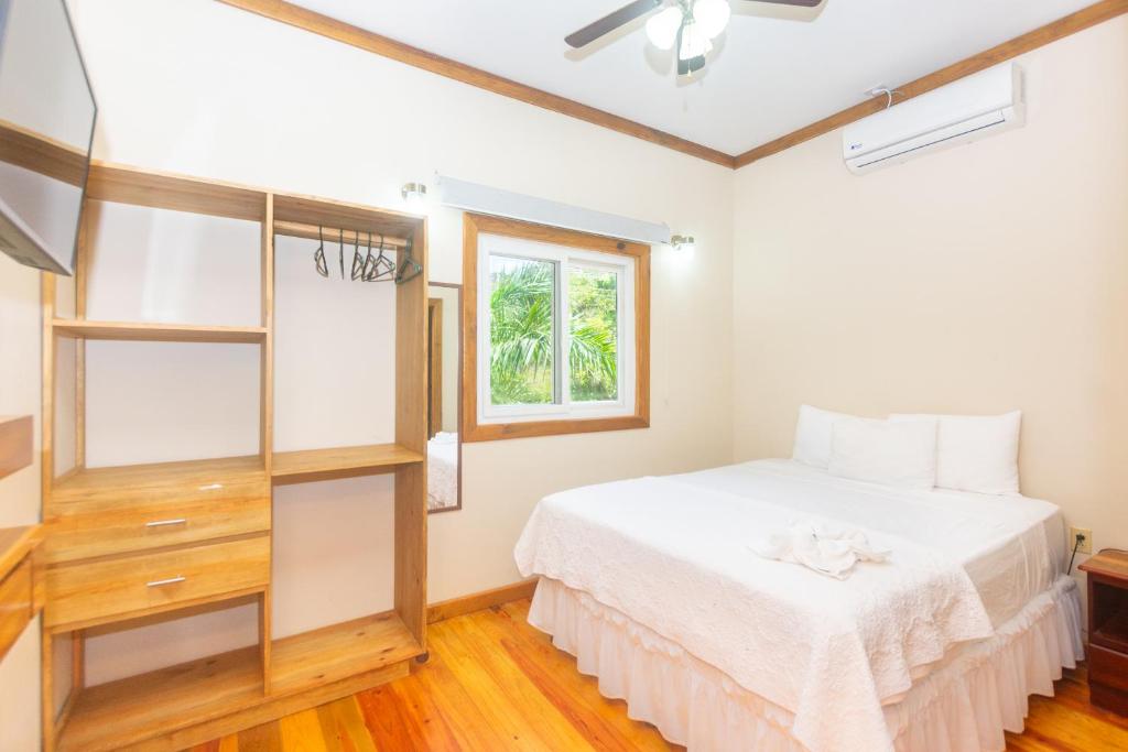 Postel nebo postele na pokoji v ubytování Wescot Villas Sky View