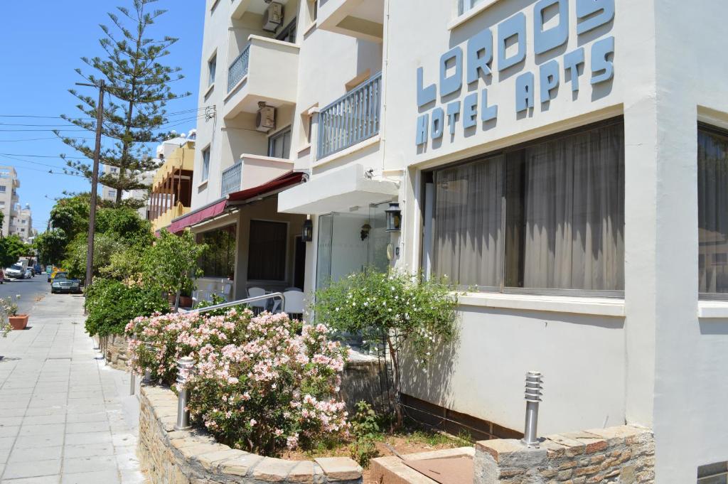 un edificio con dei fiori davanti di Lordos Hotel Apts Limassol a Limassol