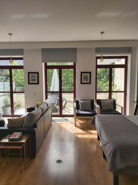 ein Wohnzimmer mit Sofa und Bett in der Unterkunft Porto Terrace Apartment in Porto