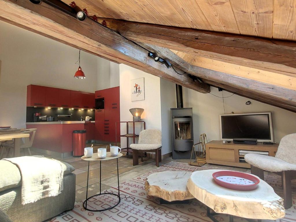 un salon avec un canapé et une télévision dans l'établissement Penthouse aux Gets pour 8 pers. avec 4 suites, balcon et parking - FR-1-598-172, aux Gets