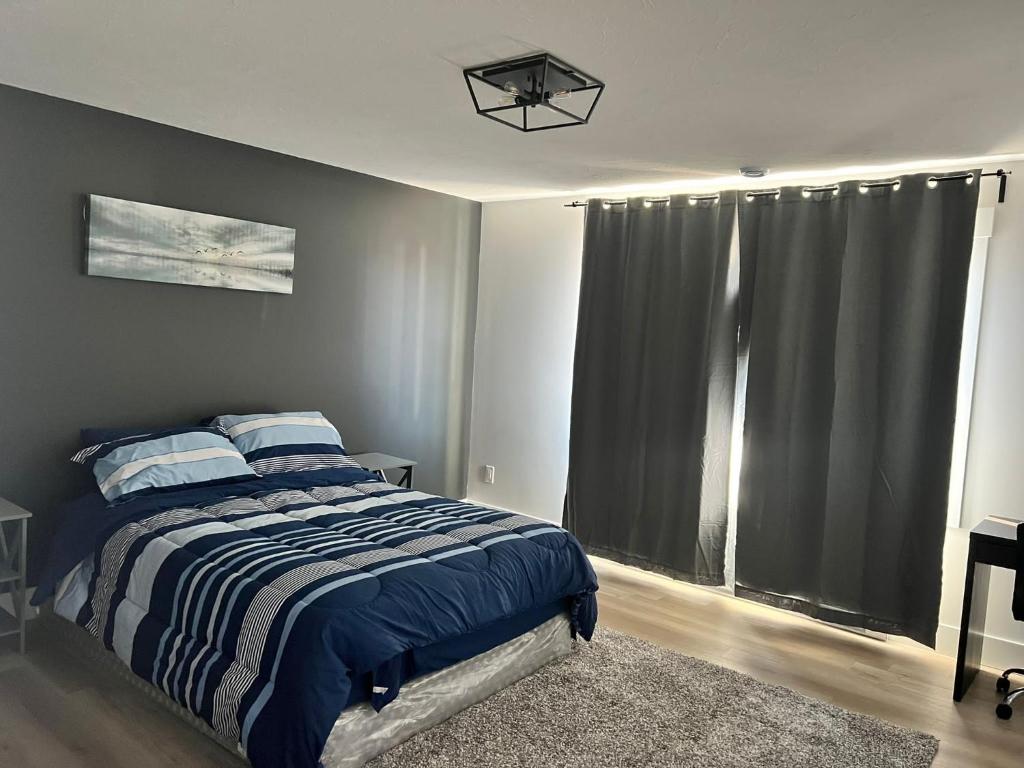 Un dormitorio con una cama y una ventana grande en A Stay with the Owusu's, en Dieppe