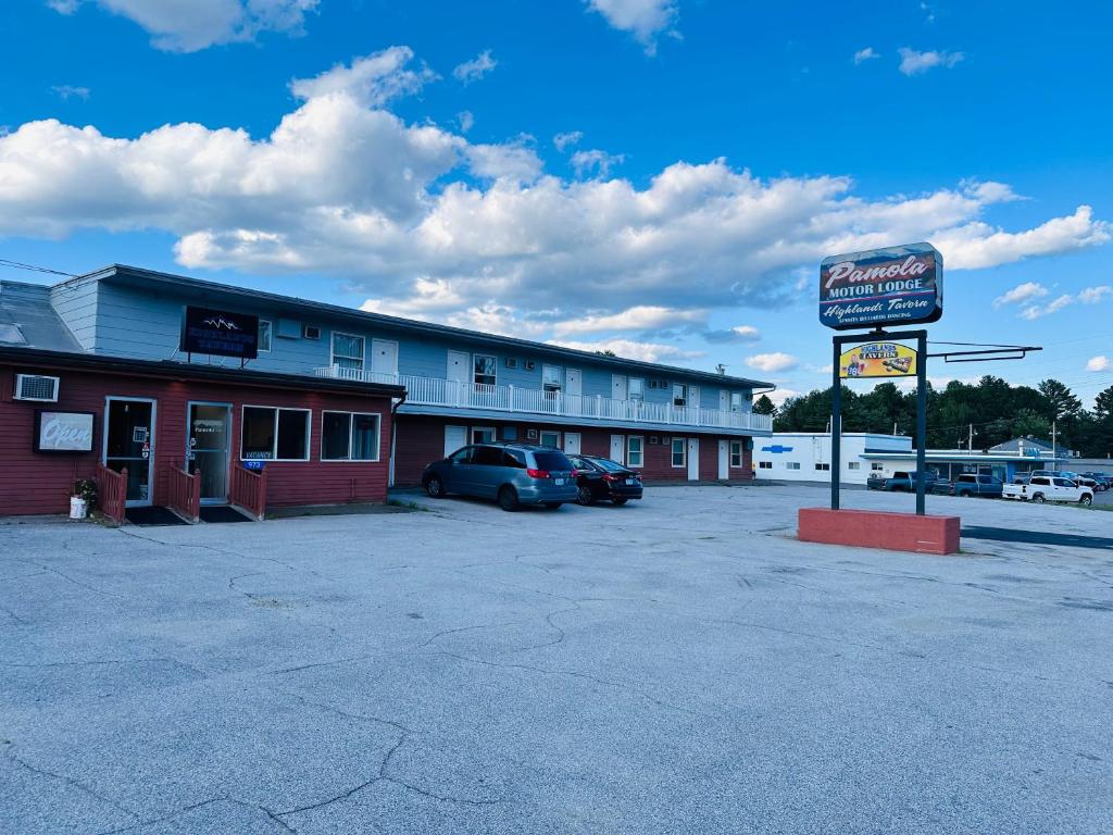 MillinocketにあるPamola Motor Lodgeの前に駐車場がある建物