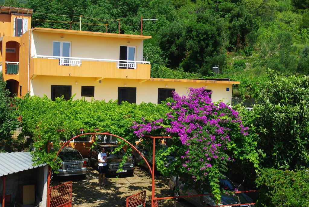 un edificio con un ramo de flores delante de él en Villa Elvira, en Gradac