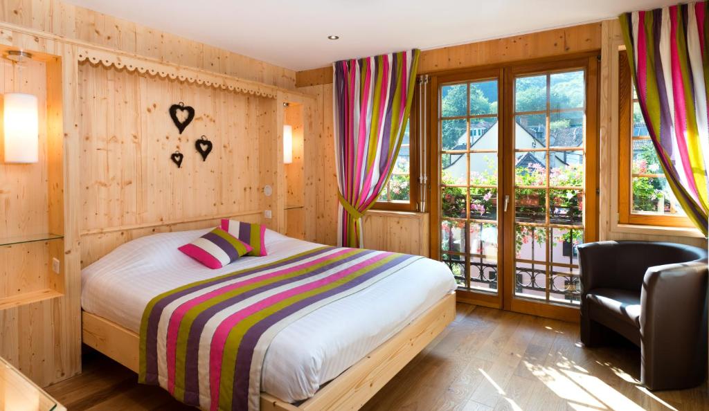 Un pat sau paturi într-o cameră la LE CLOS DES SOURCES Hôtel & Spa