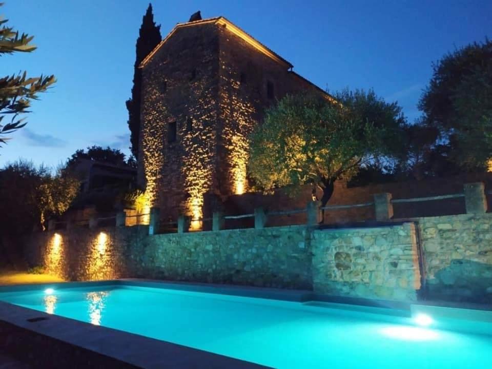 Bazén v ubytování Appartamento nel castello del cardaneto nebo v jeho okolí