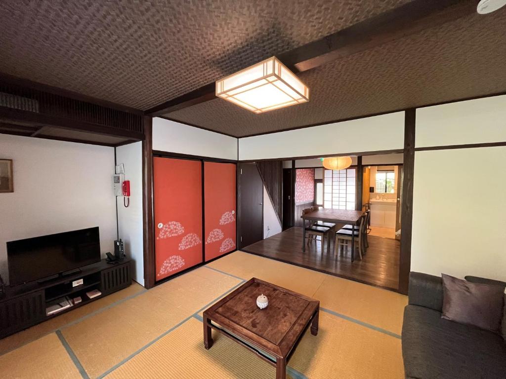una sala de estar con un sofá y una mesa en Sennichi House, en Kanazawa