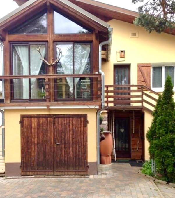 une maison avec une porte en bois dans l'établissement T3 à St Pons en rez de jardin, à Saint-Pons