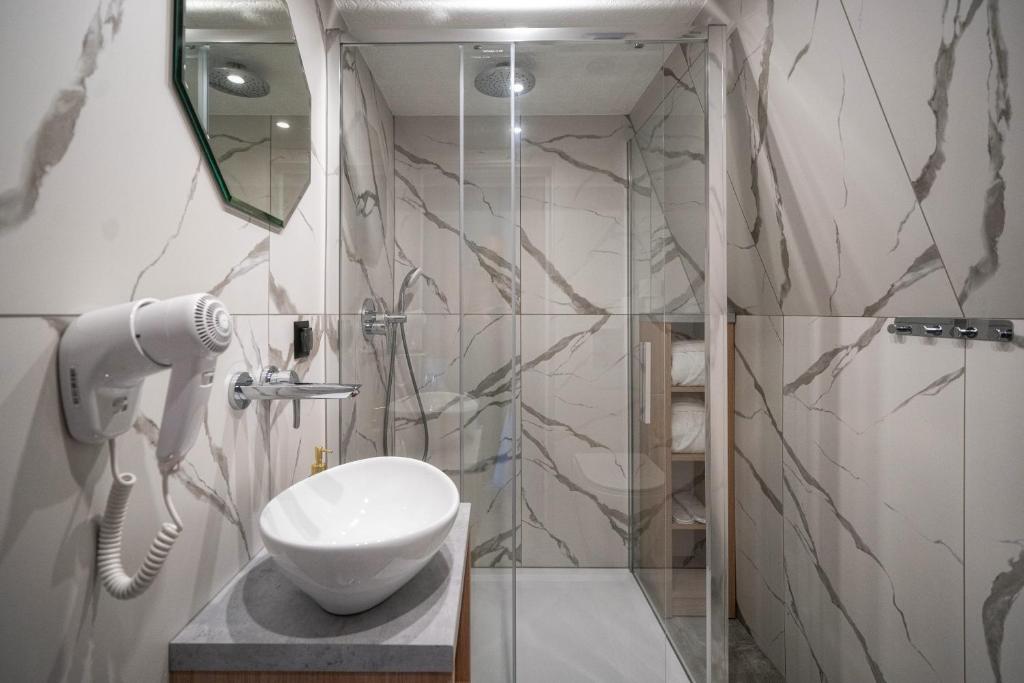 Diamond Glamp & Jacuzzi - 11