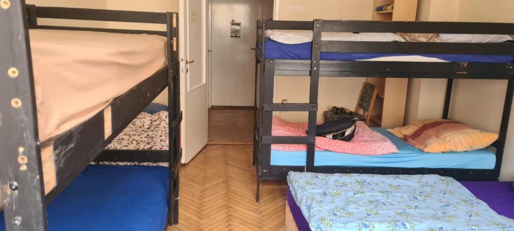 Palanda nebo palandy na pokoji v ubytování flat 18 minutes from Vaclavske namesti