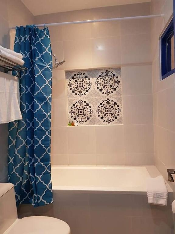 Koupelna v ubytování Oktowaves hotel