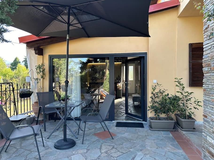 Patio nebo venkovní prostory v ubytování Ξενώνας Ανεμώνη