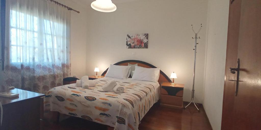 Un pat sau paturi într-o cameră la Serenity Cottage στο Συκάμινο Ωρωπού