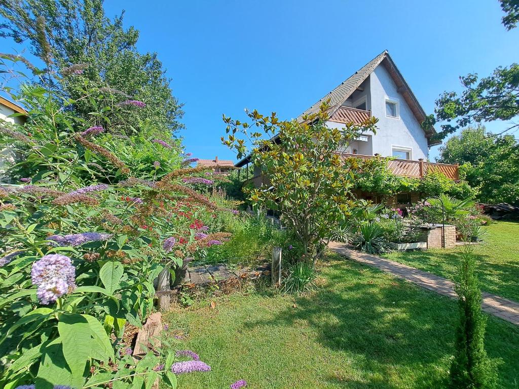 A garden outside Borostyán Ház