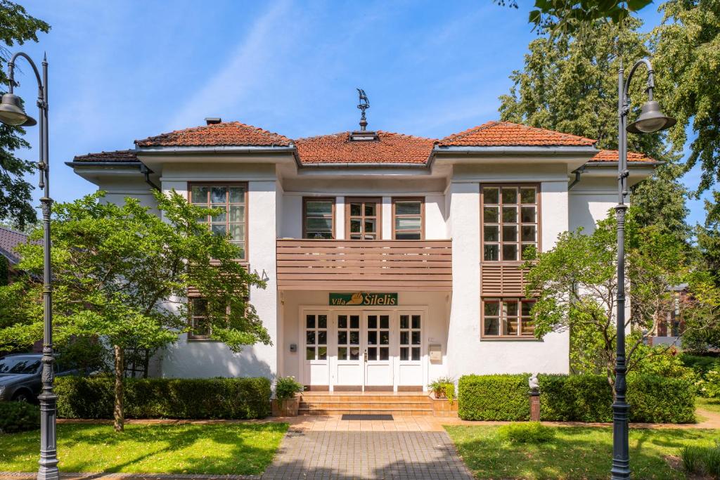 a white house with a red roof at Vila Šilelis in Palanga